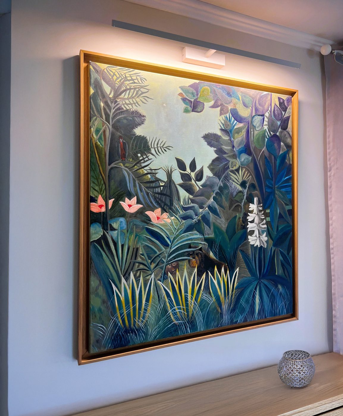 Copie de La Jungle équatoriale du Douanier Rousseau accrochée dans l'entrée d'une maison, encadrée d'une caisse américaine en chêne